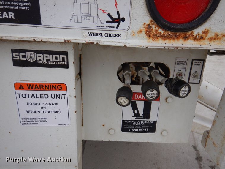 image for item LC9401 2003 Freightliner FL80  bucket truck