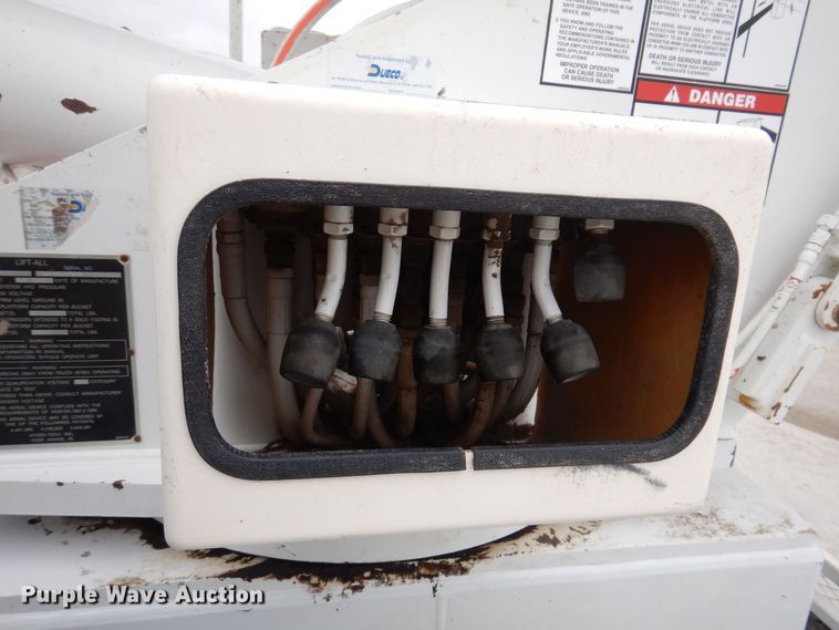 image for item LC9401 2003 Freightliner FL80  bucket truck