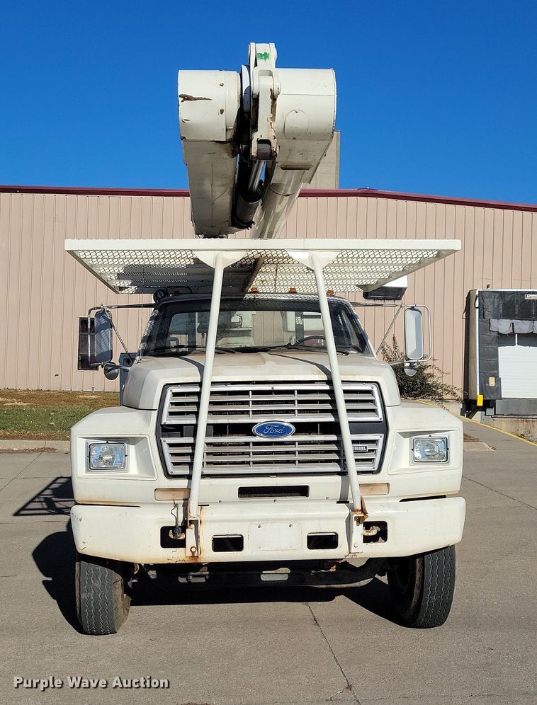 image for item LC9447 1990 Ford F800  bucket truck