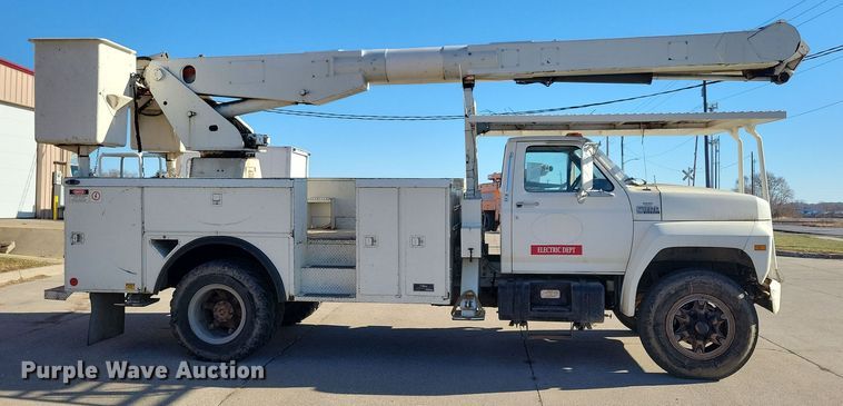 image for item LC9447 1990 Ford F800  bucket truck