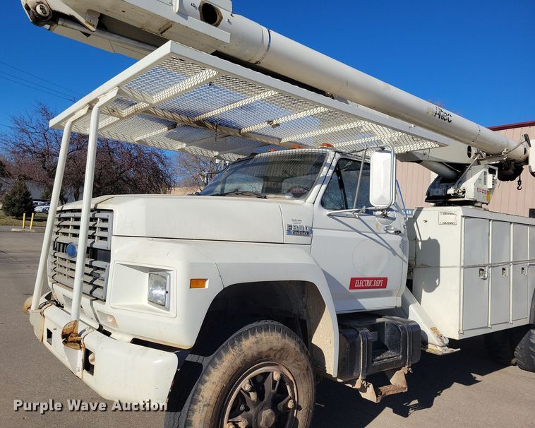 image for item LC9447 1990 Ford F800  bucket truck