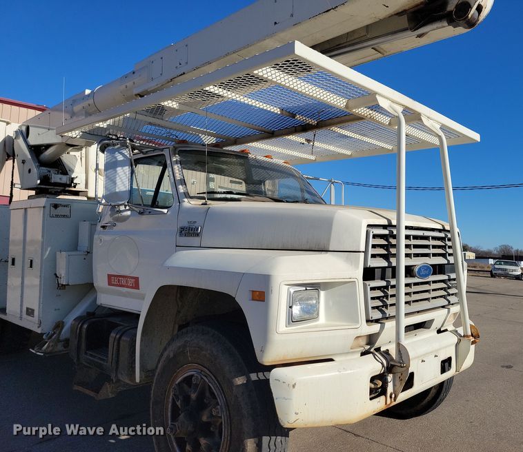 image for item LC9447 1990 Ford F800  bucket truck