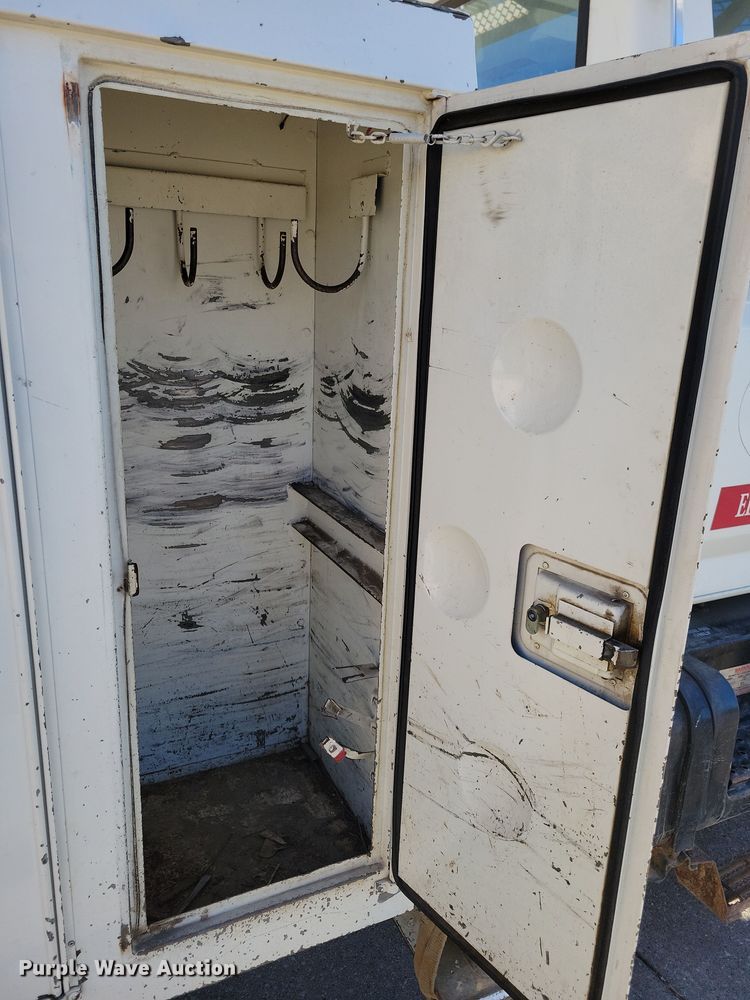 image for item LC9447 1990 Ford F800  bucket truck