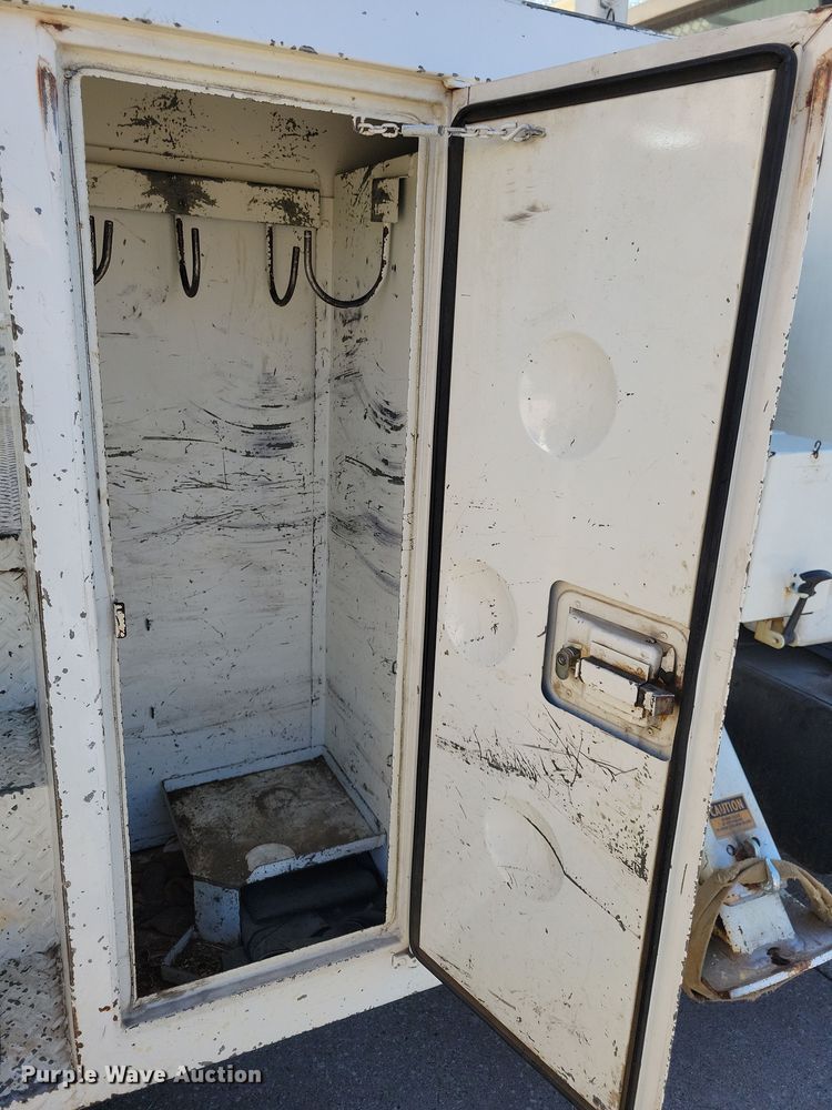 image for item LC9447 1990 Ford F800  bucket truck