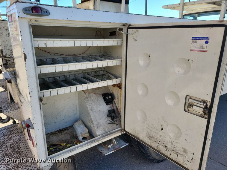 image for item LC9447 1990 Ford F800  bucket truck