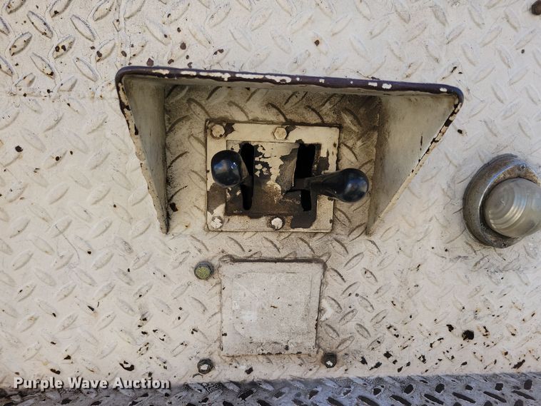 image for item LC9447 1990 Ford F800  bucket truck