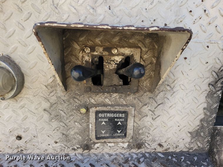 image for item LC9447 1990 Ford F800  bucket truck