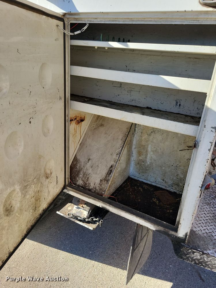 image for item LC9447 1990 Ford F800  bucket truck