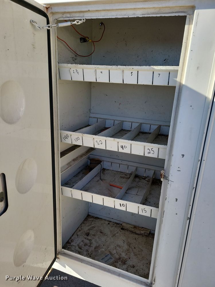 image for item LC9447 1990 Ford F800  bucket truck