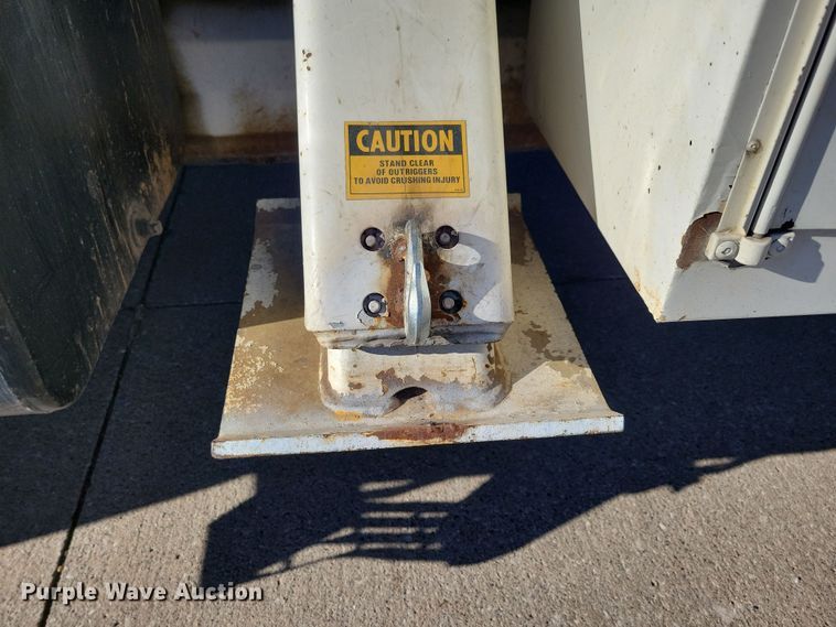 image for item LC9447 1990 Ford F800  bucket truck