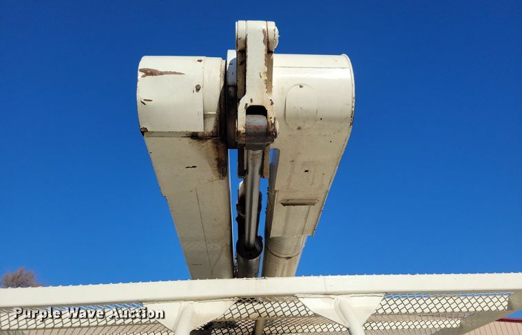 image for item LC9447 1990 Ford F800  bucket truck