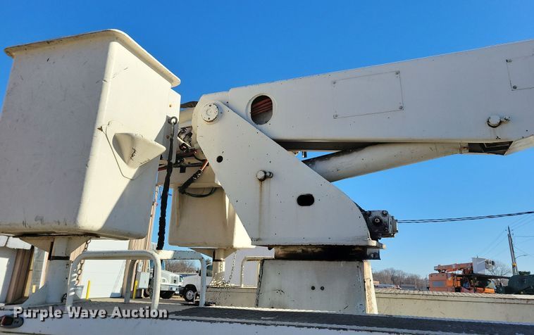 image for item LC9447 1990 Ford F800  bucket truck