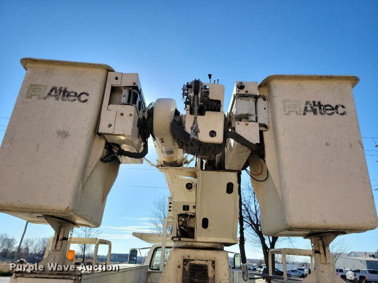 image for item LC9447 1990 Ford F800  bucket truck