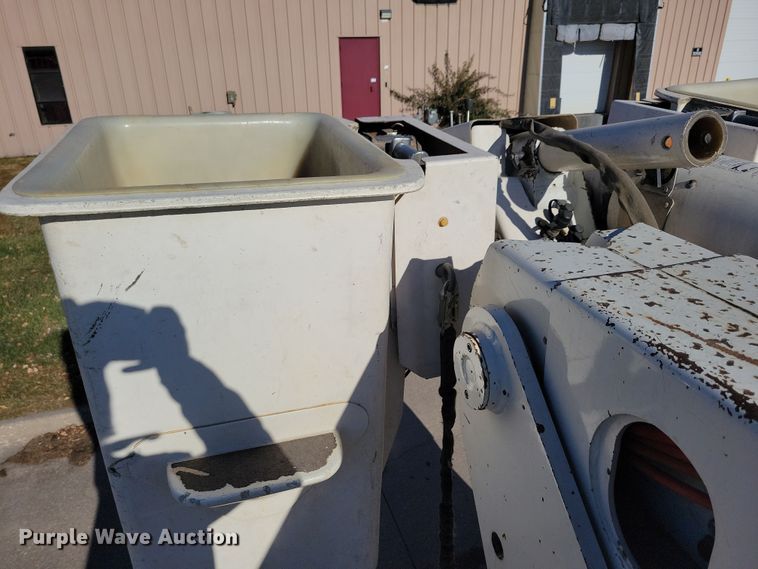 image for item LC9447 1990 Ford F800  bucket truck