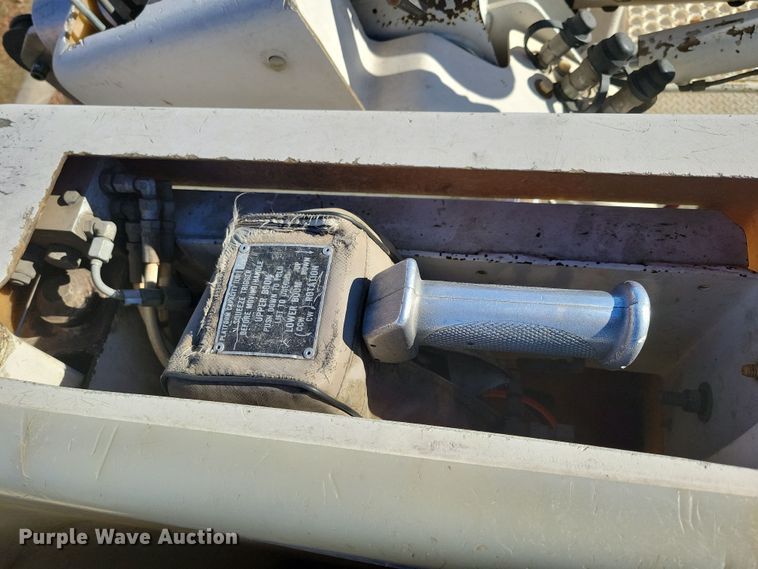 image for item LC9447 1990 Ford F800  bucket truck