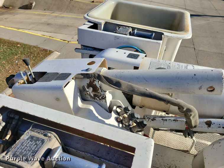 image for item LC9447 1990 Ford F800  bucket truck