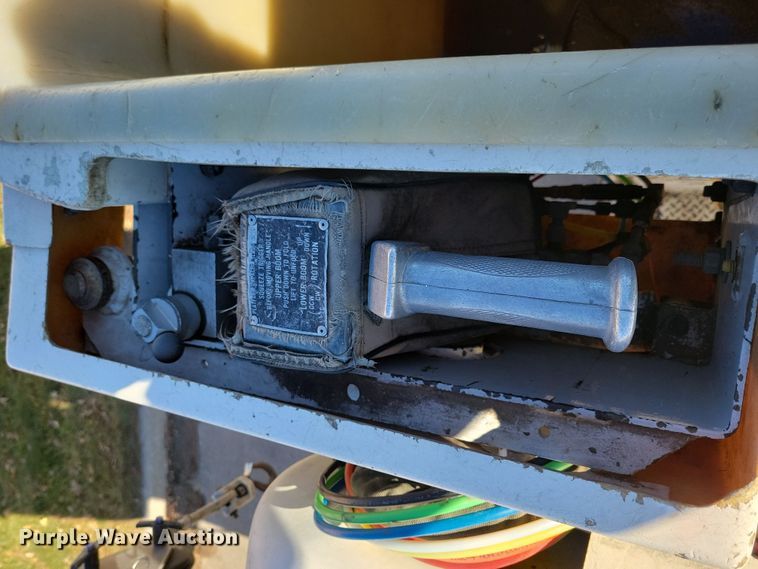 image for item LC9447 1990 Ford F800  bucket truck