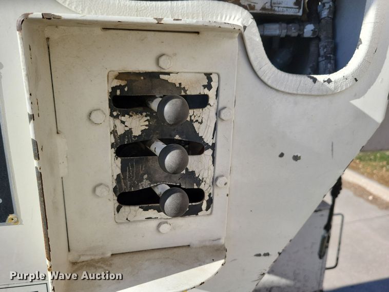 image for item LC9447 1990 Ford F800  bucket truck