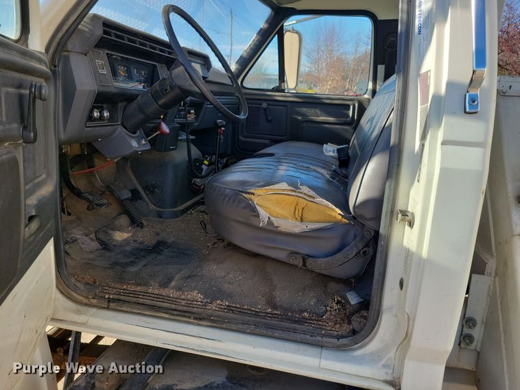 image for item LC9447 1990 Ford F800  bucket truck