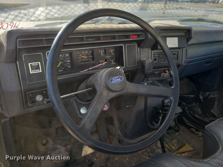 image for item LC9447 1990 Ford F800  bucket truck