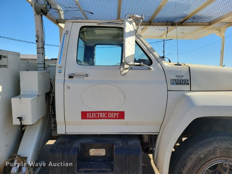image for item LC9447 1990 Ford F800  bucket truck