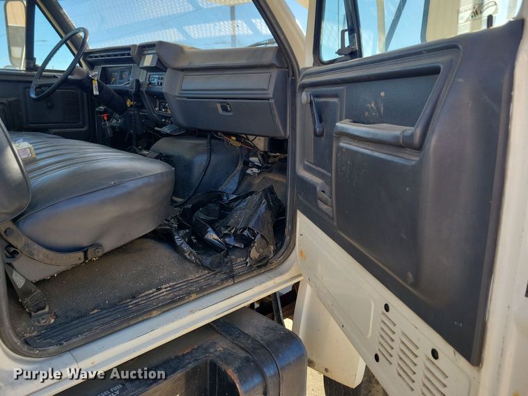 image for item LC9447 1990 Ford F800  bucket truck