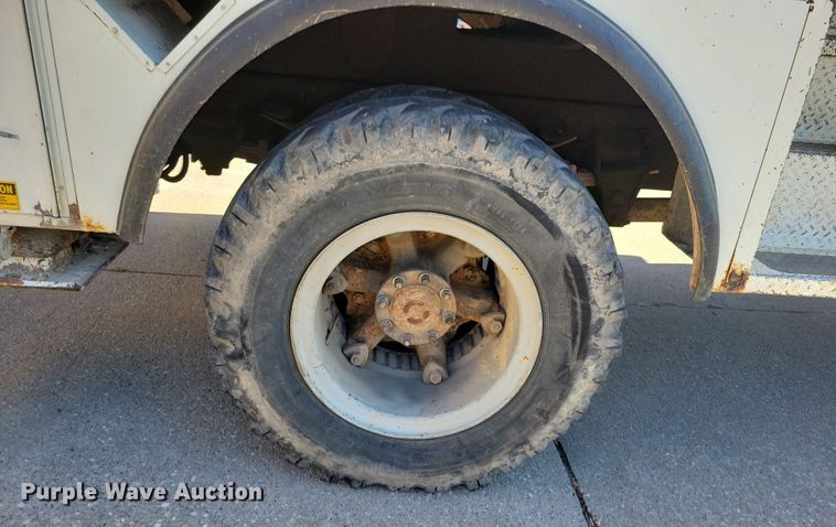 image for item LC9447 1990 Ford F800  bucket truck