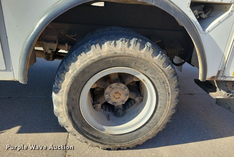 image for item LC9447 1990 Ford F800  bucket truck