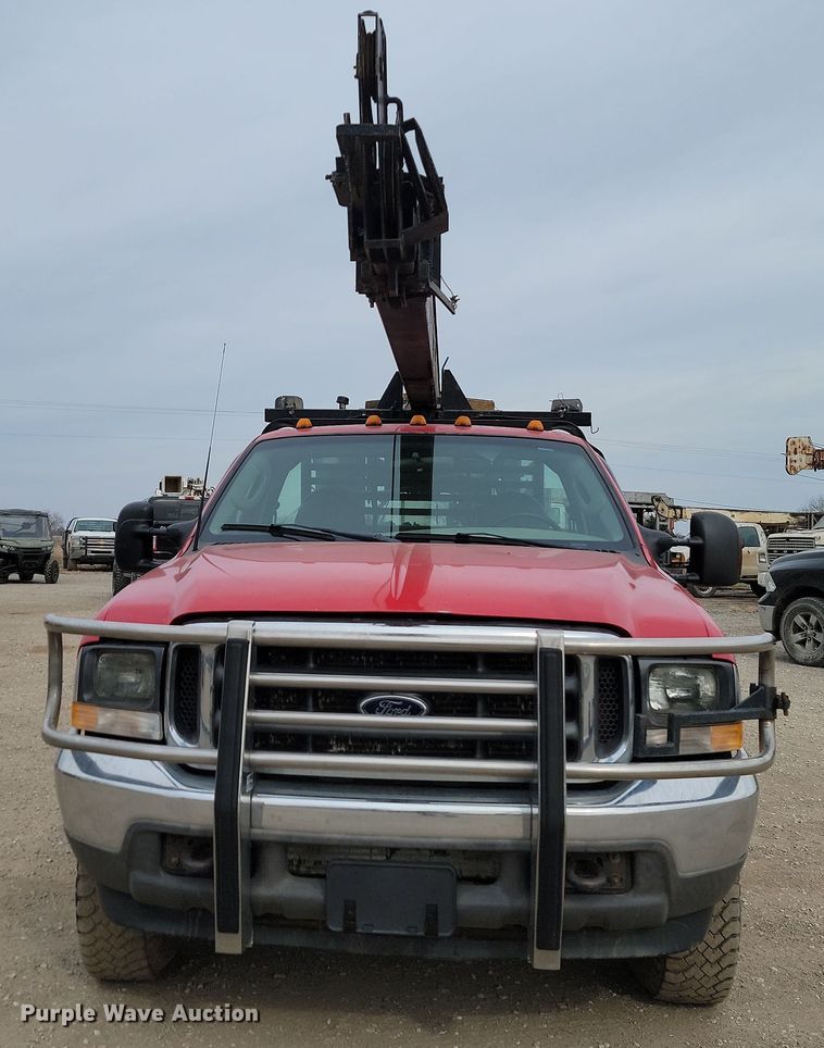 image for item LD9046 2003 Ford F350 Super Duty  pulling truck