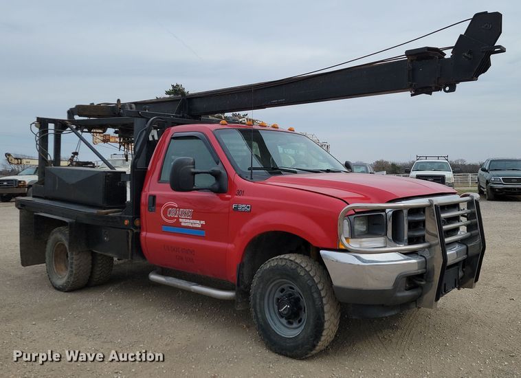 image for item LD9046 2003 Ford F350 Super Duty  pulling truck