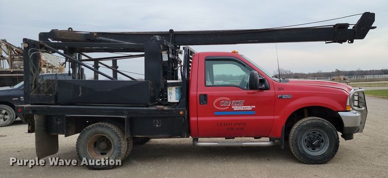 image for item LD9046 2003 Ford F350 Super Duty  pulling truck