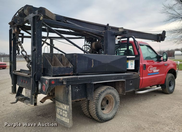 image for item LD9046 2003 Ford F350 Super Duty  pulling truck