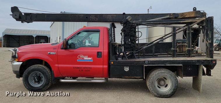 image for item LD9046 2003 Ford F350 Super Duty  pulling truck