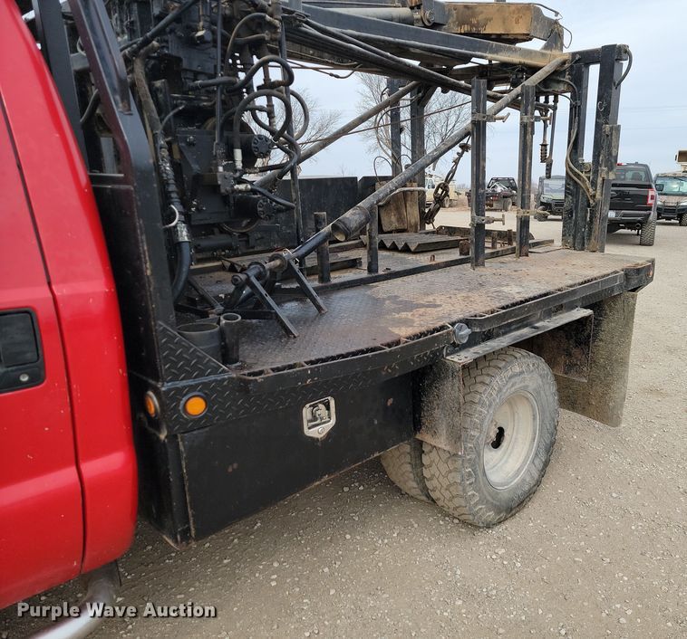 image for item LD9046 2003 Ford F350 Super Duty  pulling truck