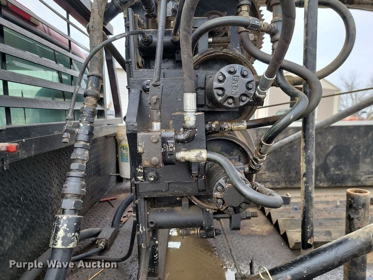 image for item LD9046 2003 Ford F350 Super Duty  pulling truck