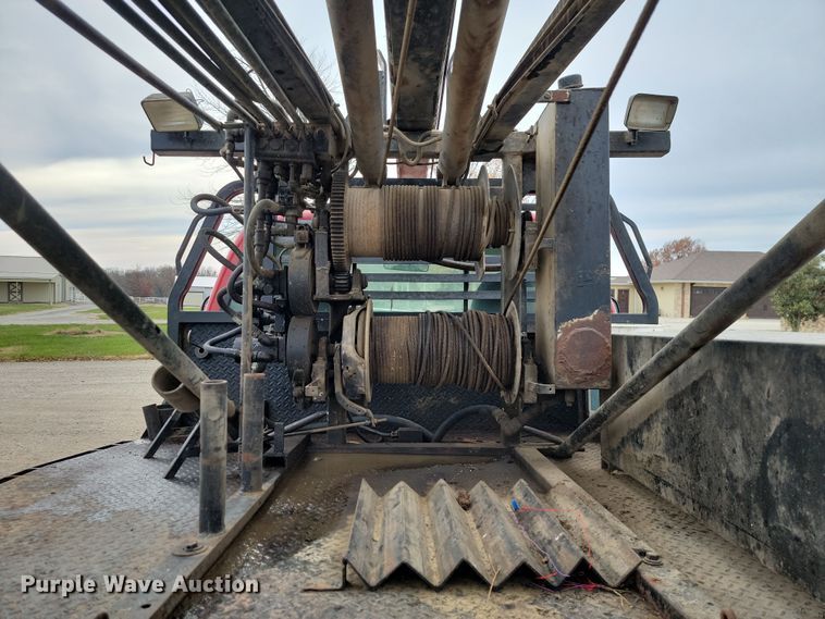 image for item LD9046 2003 Ford F350 Super Duty  pulling truck