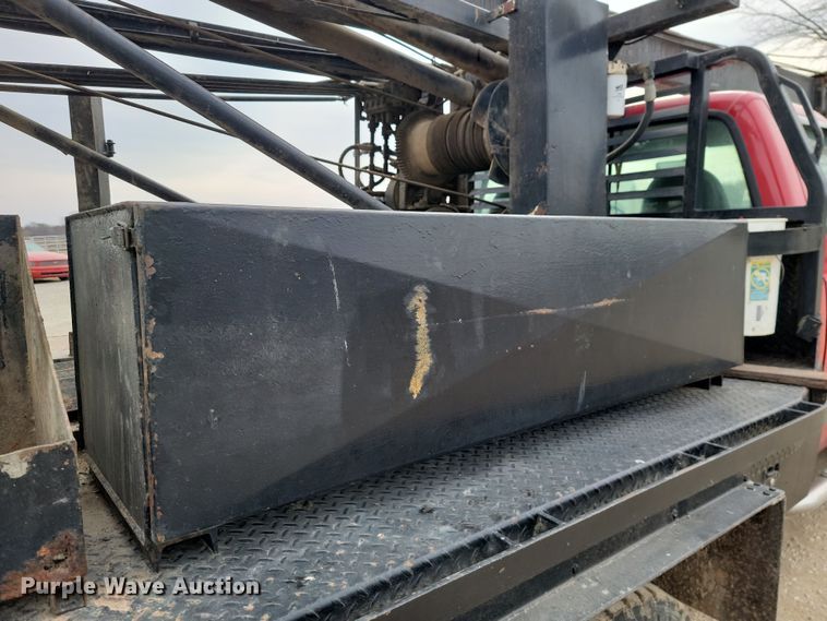 image for item LD9046 2003 Ford F350 Super Duty  pulling truck