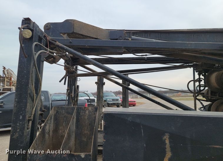 image for item LD9046 2003 Ford F350 Super Duty  pulling truck