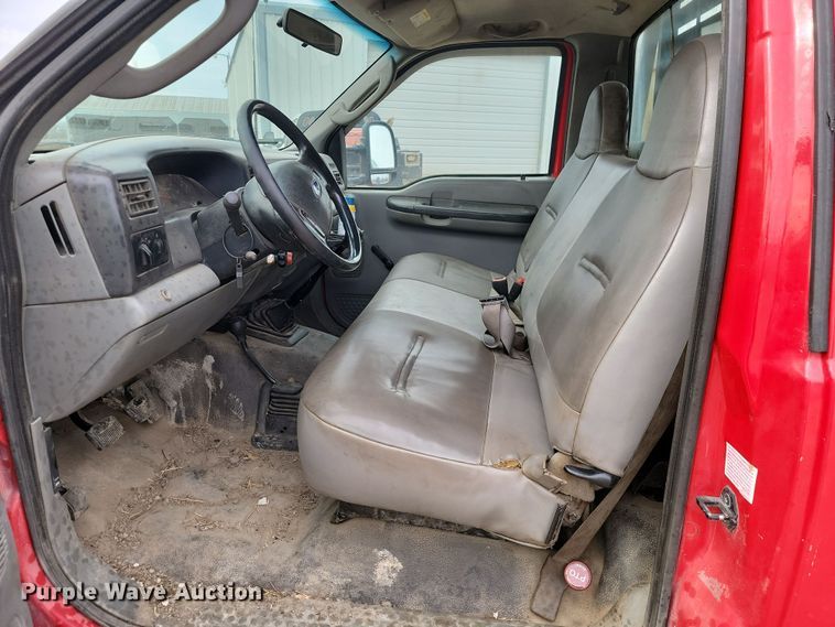 image for item LD9046 2003 Ford F350 Super Duty  pulling truck