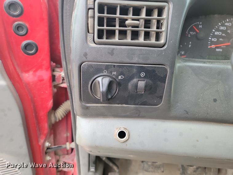 image for item LD9046 2003 Ford F350 Super Duty  pulling truck