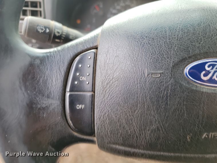 image for item LD9046 2003 Ford F350 Super Duty  pulling truck