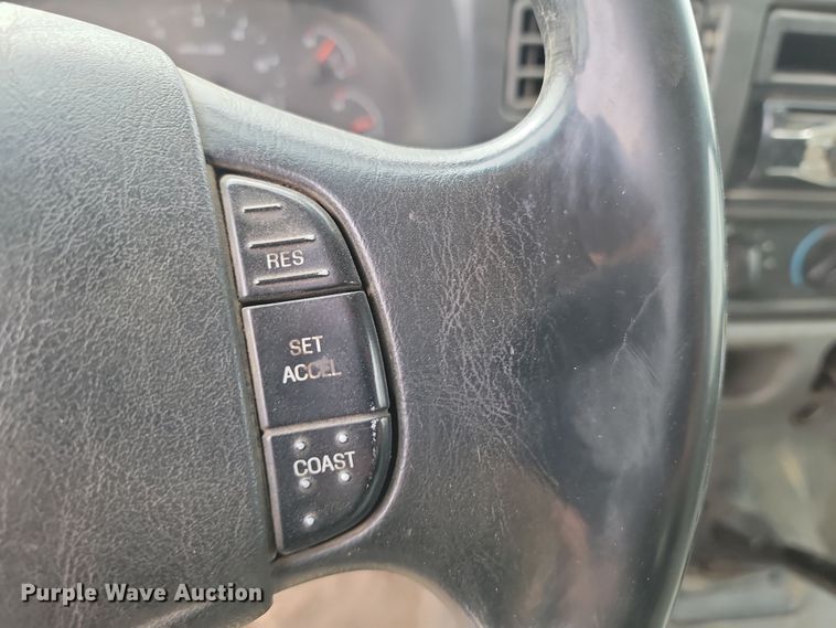 image for item LD9046 2003 Ford F350 Super Duty  pulling truck