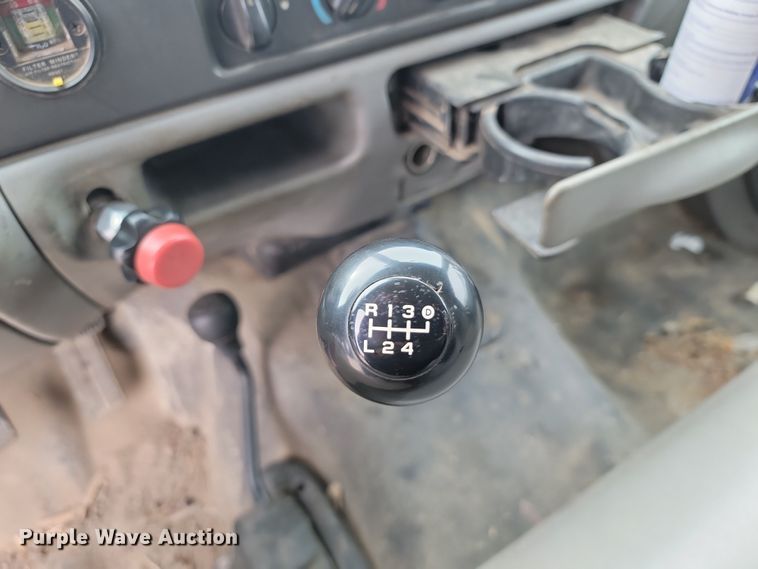 image for item LD9046 2003 Ford F350 Super Duty  pulling truck