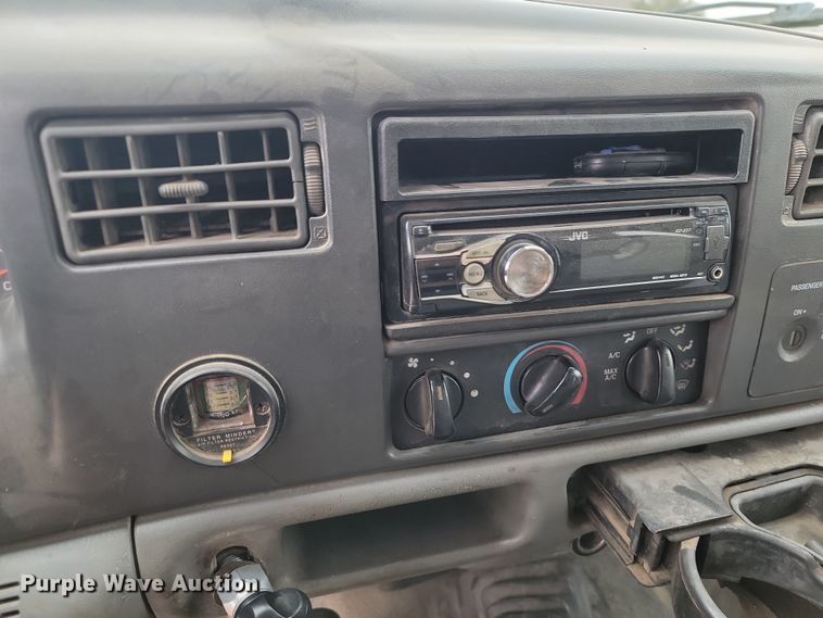 image for item LD9046 2003 Ford F350 Super Duty  pulling truck