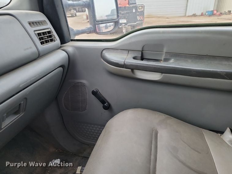 image for item LD9046 2003 Ford F350 Super Duty  pulling truck