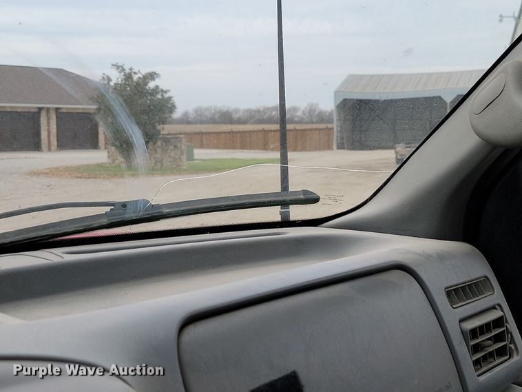 image for item LD9046 2003 Ford F350 Super Duty  pulling truck