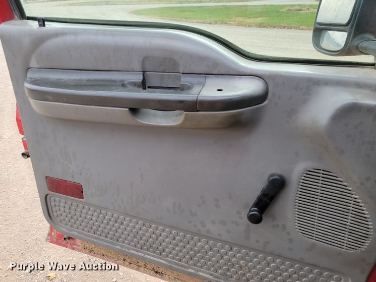 image for item LD9046 2003 Ford F350 Super Duty  pulling truck