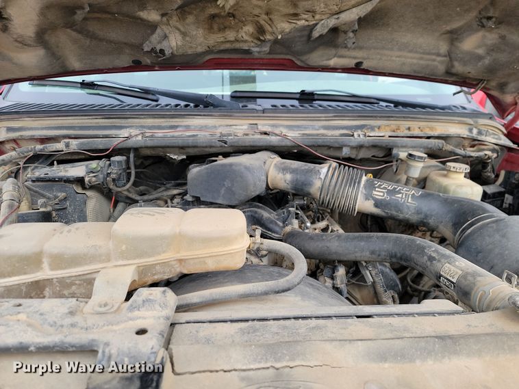 image for item LD9046 2003 Ford F350 Super Duty  pulling truck