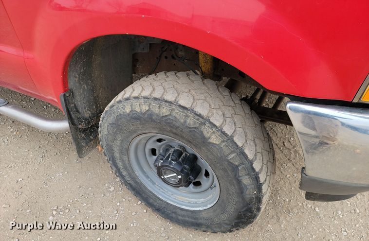 image for item LD9046 2003 Ford F350 Super Duty  pulling truck