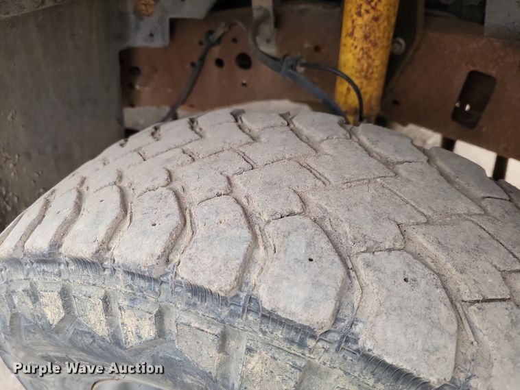 image for item LD9046 2003 Ford F350 Super Duty  pulling truck